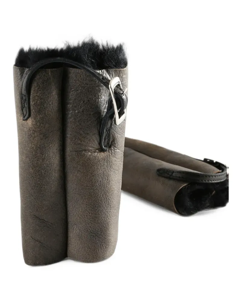 Our Legacy buckle-fastening sheepskin arm warmers - Braun Braun