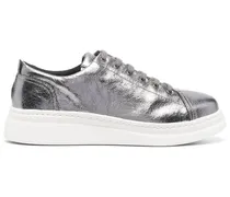 Sneakers im Metallic-Look