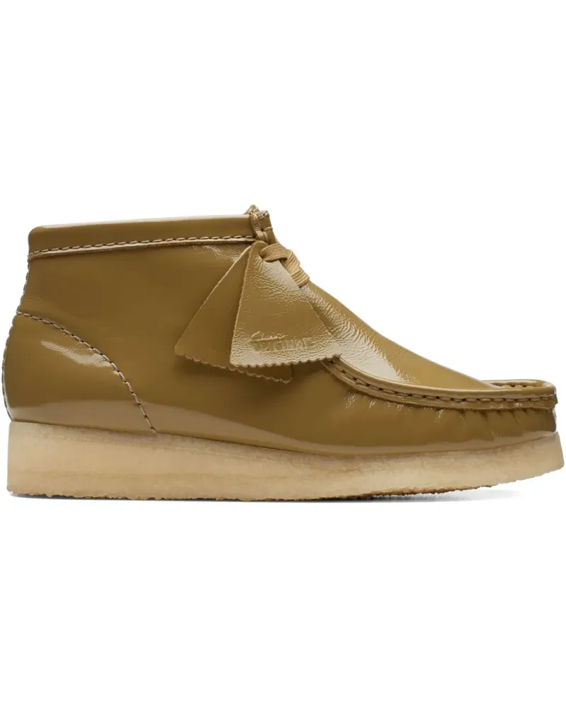 Clarks Wallabee Stiefel aus Lackleder - Nude Nude