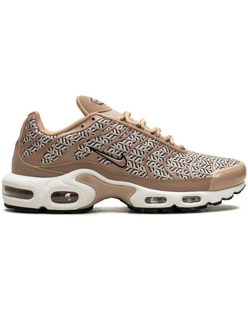 Nike Air Max Plus United in Victory Sneakers - Nude Nude