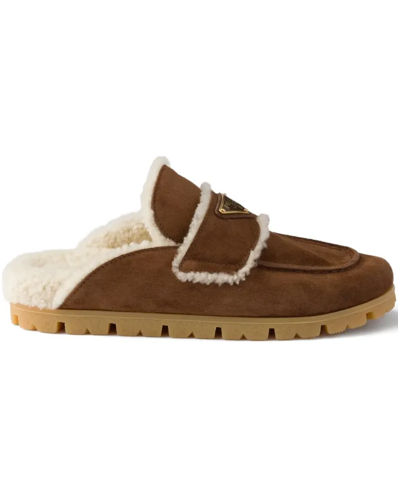 Prada Mules mit Shearling und Logo-Schild - Braun Braun