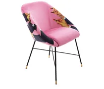 Gepolsterter Stuhl mit Lippenstift-Print