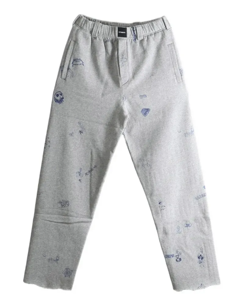 VETEMENTS scribble-print raw-edge track pants - Grau Grau