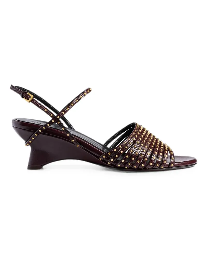 KHAITE Drew Sandalen aus bordeauxrotem Leder mit goldenen Nieten Rot