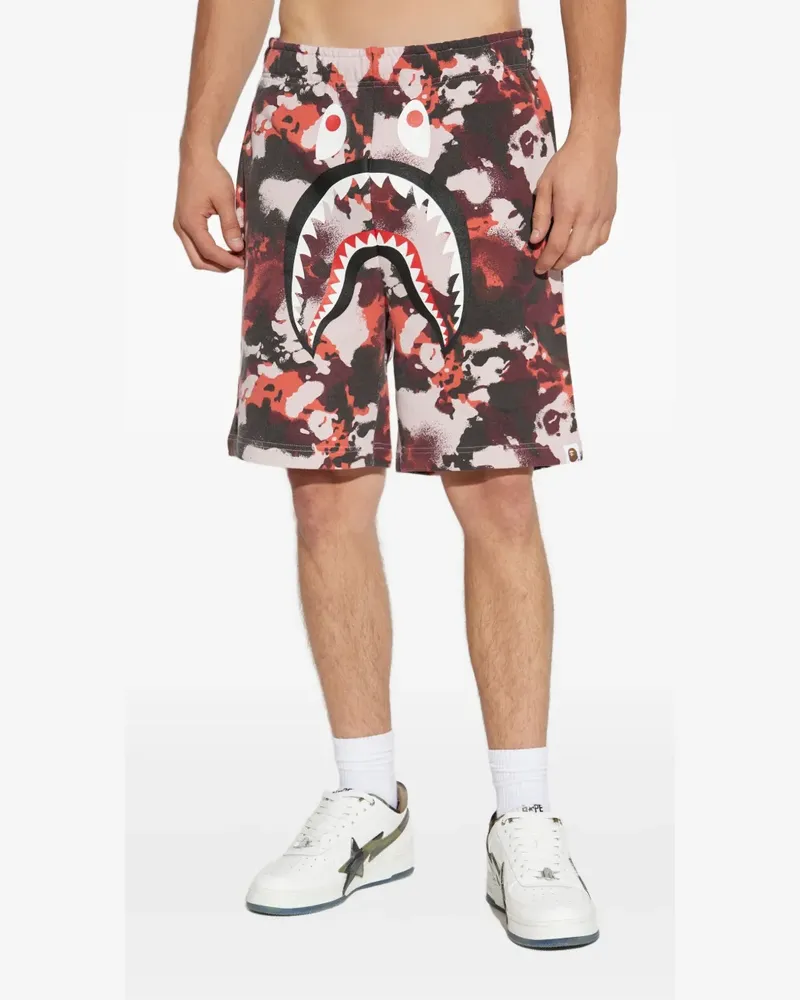 BAPE shark-head camo shorts - Rot Rot