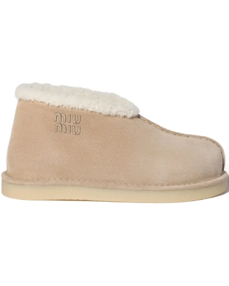 Miu Miu Stiefel aus Shearling mit Logo - Nude Nude