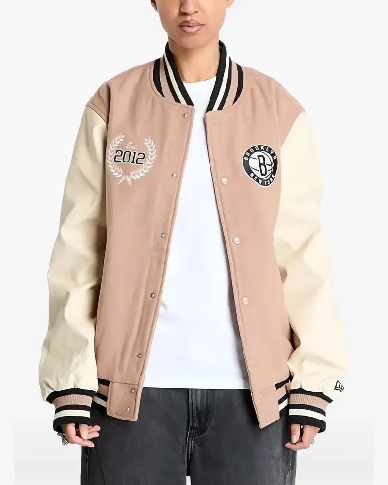 New Era Brooklyn Nets NBA Lifestyle Collegejacke - Nude Nude