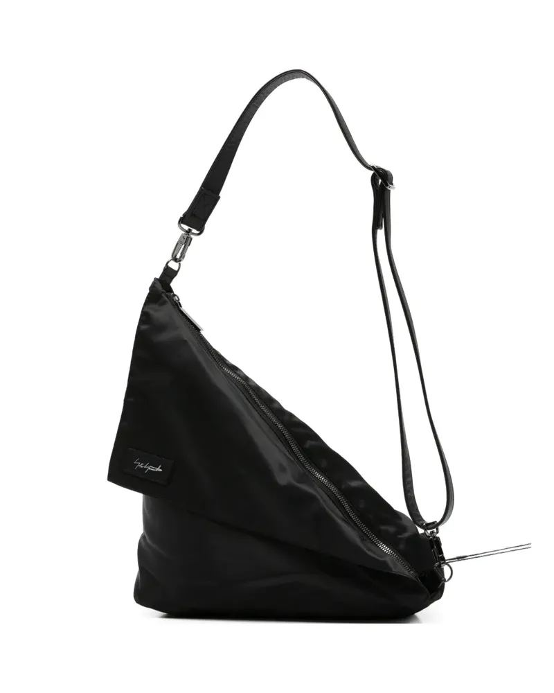 Yohji Yamamoto asymmetric logo-patch shoulder bag - Schwarz Schwarz