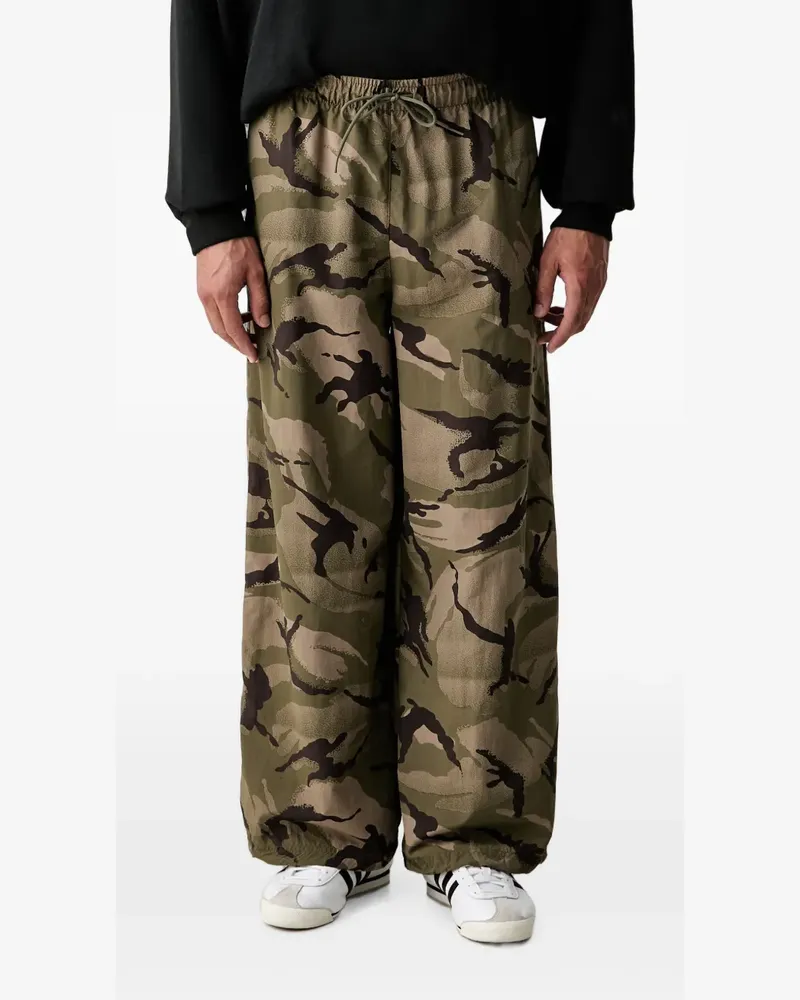adidas Seasonal Essentials camo woven parachute tracksuit bottoms - Grün Grün