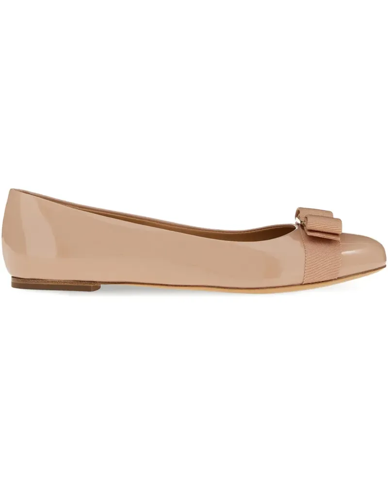 Ferragamo Varina Ballerinas aus Lackleder mit Schleifendetail - Nude Nude