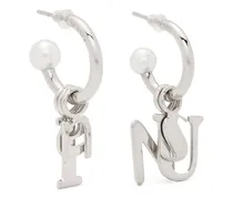 Ohrringe im Buchstaben-Design