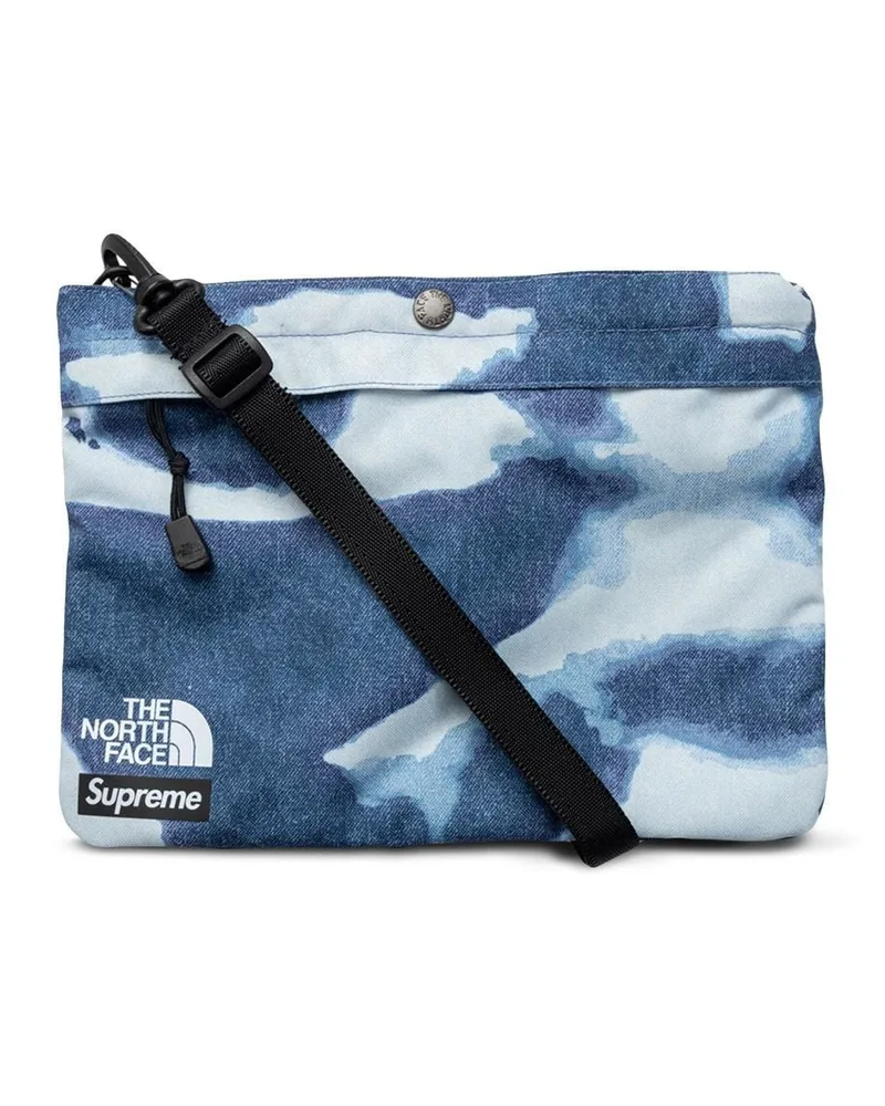 Supreme Being x TNF Schultertasche mit Bleach-Effekt Blau