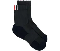 Gestrickte Socken mit Streifen