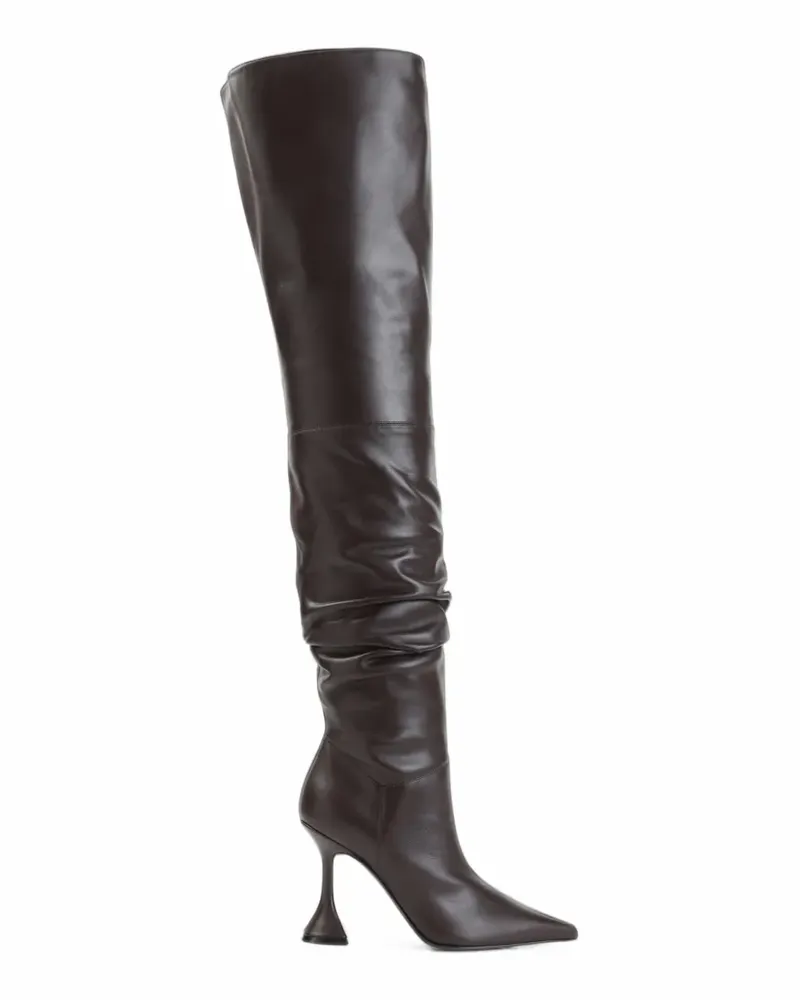 Amina Muaddi Overknee-Stiefel mit spitzer Kappe - Braun Braun