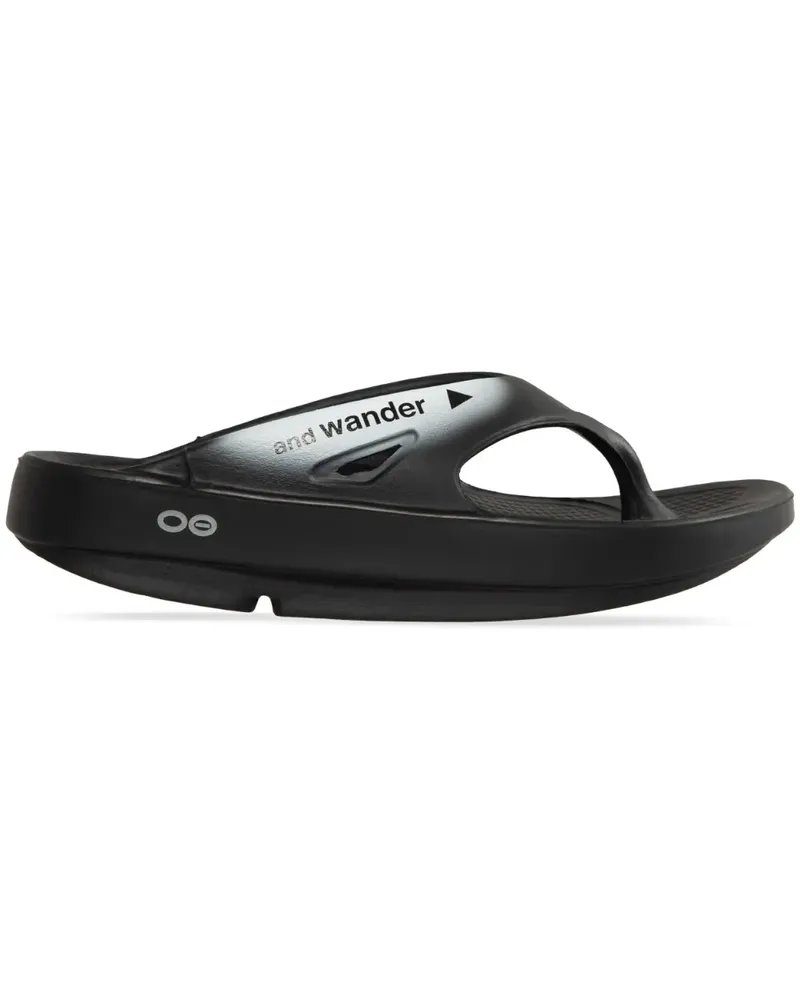 and wander x137 Oofos Recovery Sandalen - Schwarz Schwarz