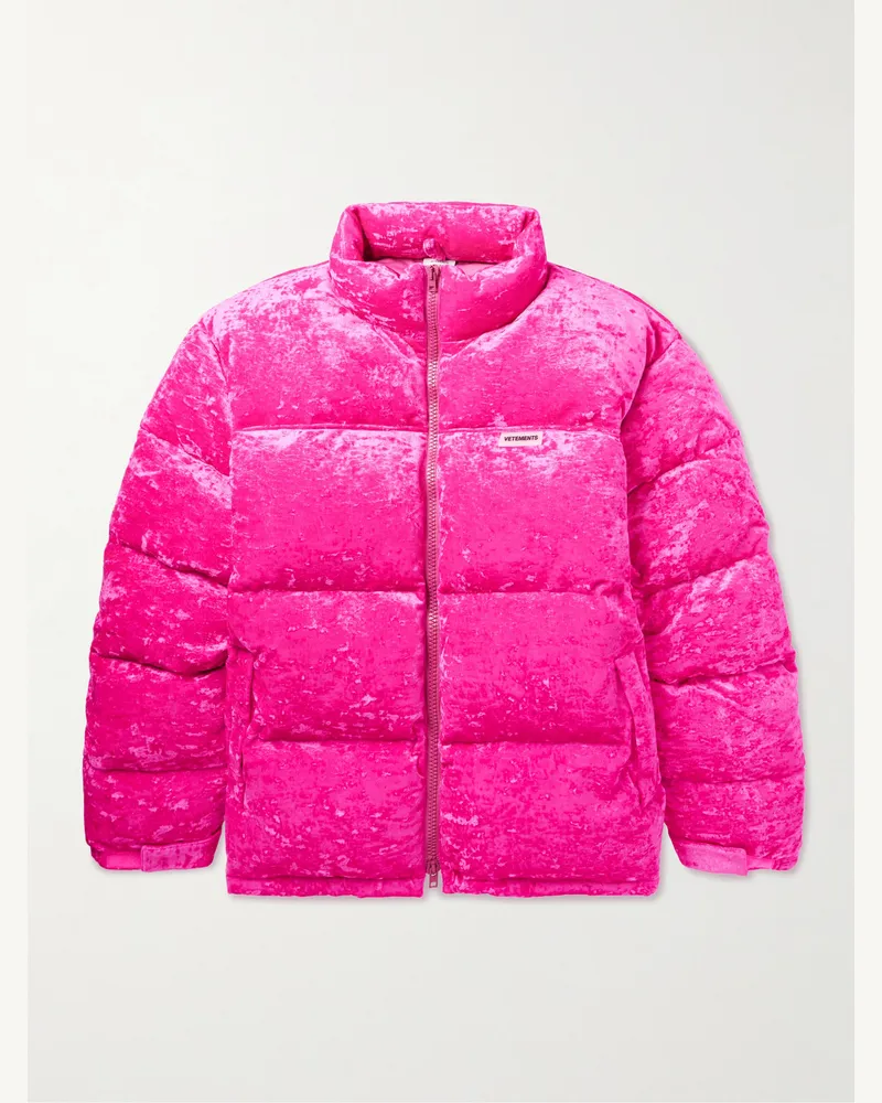 VETEMENTS Oversized-Daunenjacke aus gestepptem Samt in Knitteroptik mit Logoapplikation Pink