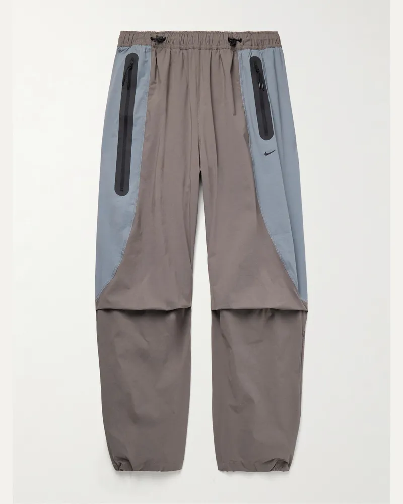 Nike Tech weit geschnittene Jogginghose aus „Dri-FIT“-Material in Colour-Block-Optik Grau
