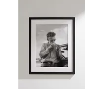 1955 James Dean Smoking on Set – Gerahmter Fotodruck, 41 x 51 cm
