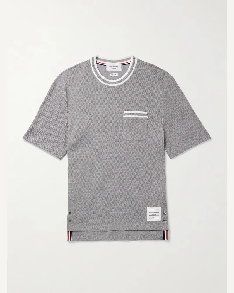 Thom Browne T-Shirt aus Baumwolle in Pointelle-Strick mit Logoapplikation und Streifen Grau