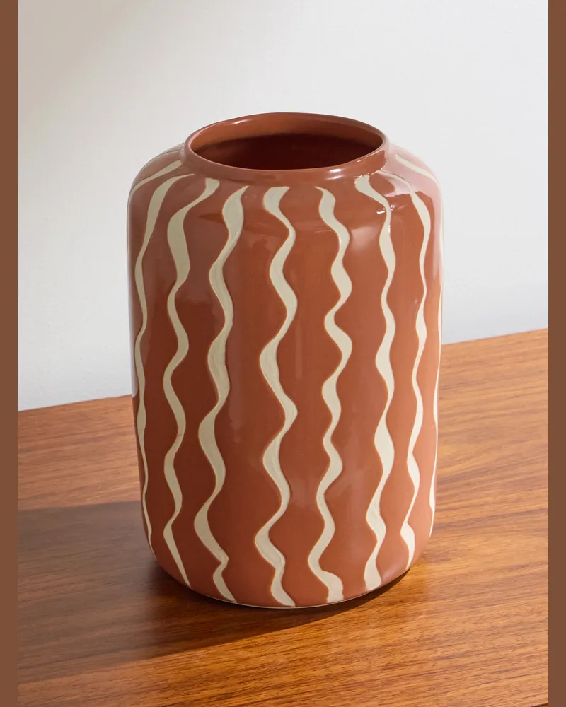 The Conran Shop Wiggle Sgraffito Vase aus glasiertem Steinzeug mit Streifen Pink