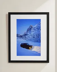 Sonic Editions 2022 Range Rover in the Dolomites – Gerahmter Fotodruck, 41 x 51 cm Schwarz