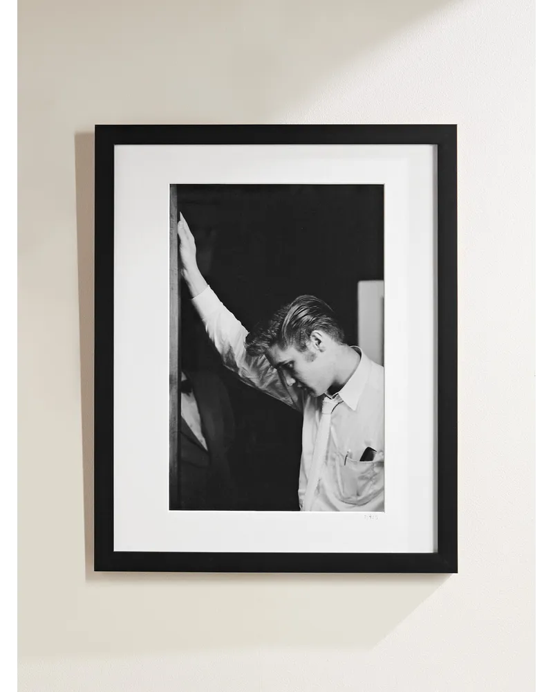 Sonic Editions 1956 Elvis Backstage – Gerahmter Fotodruck, 41 x 51 cm Schwarz