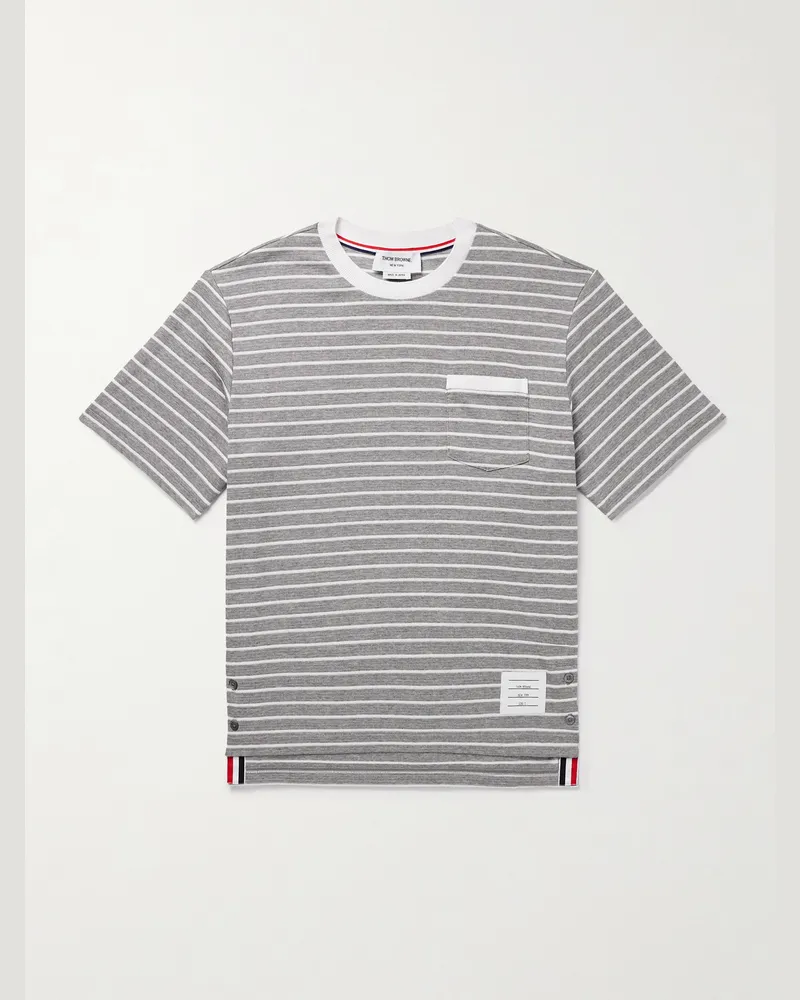 Thom Browne T-Shirt aus gestreiftem Baumwoll-Jersey mit Logoapplikation Grau