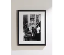 1974 Elton John At Home – Gerahmter Fotodruck, 41 x 51 cm