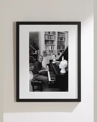 Sonic Editions 1974 Elton John At Home – Gerahmter Fotodruck, 41 x 51 cm Schwarz