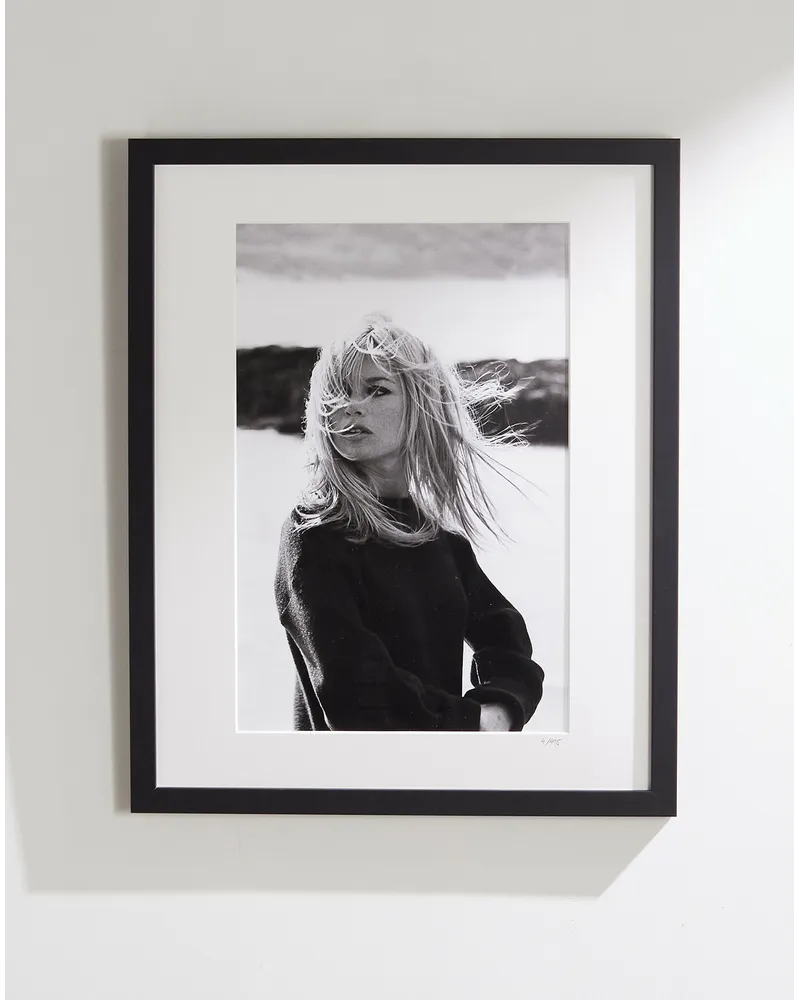 Sonic Editions 1967 Bardot Poses – Gerahmter Fotodruck, 41 x 51 cm Schwarz