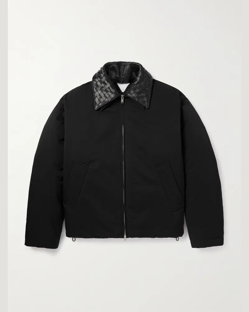 Bottega Veneta Daunenjacke aus mattem Shell mit Intrecciato-Lederbesatz Schwarz