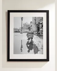 Sonic Editions 1961 Mifune Filming Venice – Gerahmter Fotodruck, 41 x 51 cm Schwarz