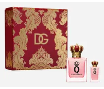 Der Duft der Exklusiven Geschenkbox Q by Dolce&Gabbana Eau de Parfum setzt fruchtige Noten frei, die durch eine starke holzige Basisnote bereichert werden. Die Frische der sizilianischen Zitrone verleiht dem Duft in Kombination mit dem süßsauren Kontrast der Kirsche, eine raffinierte und doch markante Note.Die Exklusive Geschenkbox Q by Dolce&Gabbana Eau de Parfum enthält