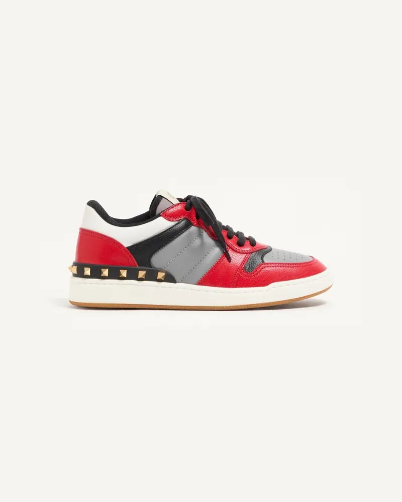 Valentino Garavani Zweifarbiger Freedots Sneaker aus Ziegenleder und Nappa-Kalbsleder mit Nietendetail Mann KORALLE/MEHRFARBIG Koralle