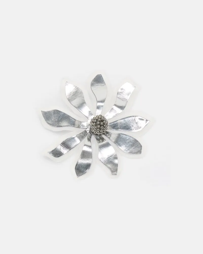 Dorothee Schumacher Brosche aus Leder und Organza mit Perlen in der Mitte Silber