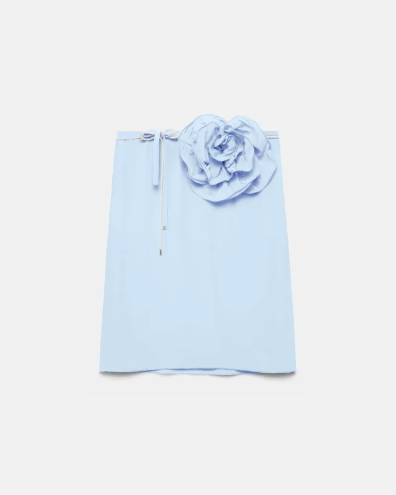 Dorothee Schumacher Seidenrock–Tube-Top Hybrid mit Maxi-Blumenbrosche Blau