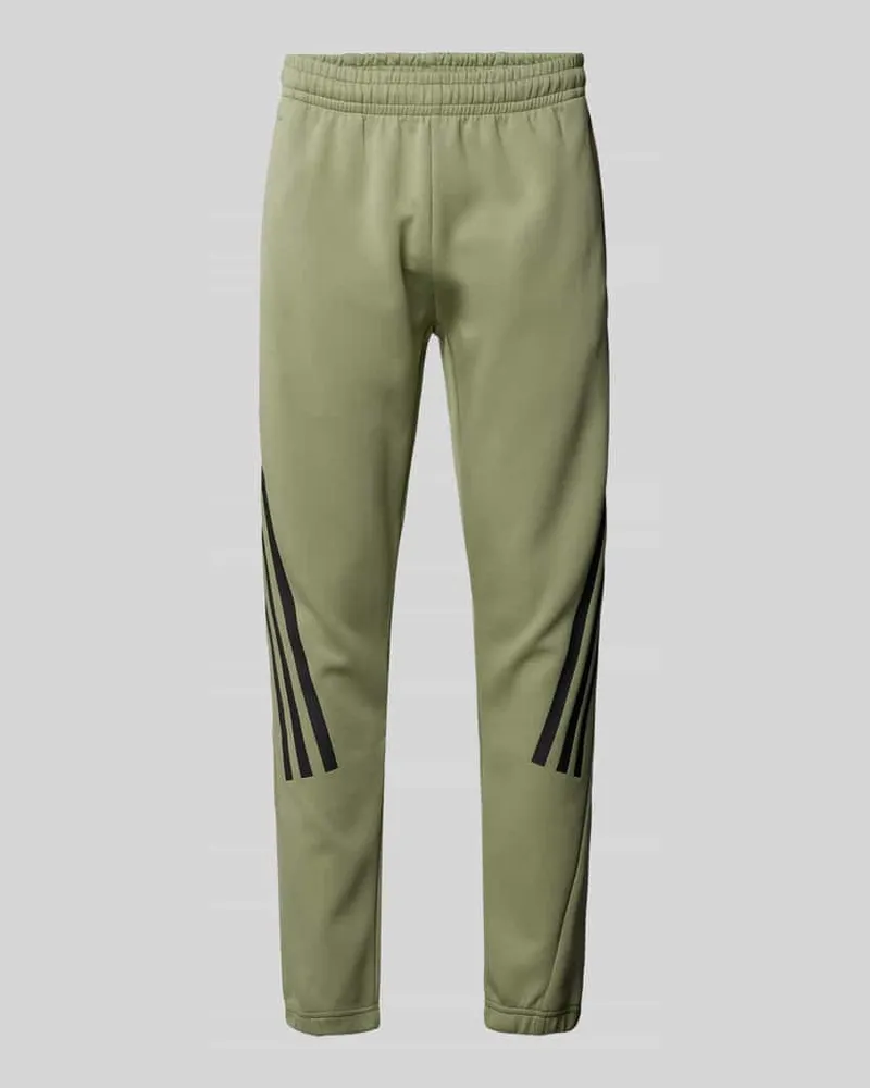 adidas Tapered Fit Sweatpants mit labeltypischen Streifen Oliv