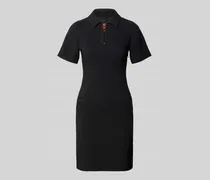 Eng anliegendes Etuikleid mit Umlegekragen Modell 'KALIMBA