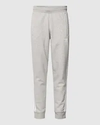 adidas Sweatpants mit Logo-Stitching Hellgrau