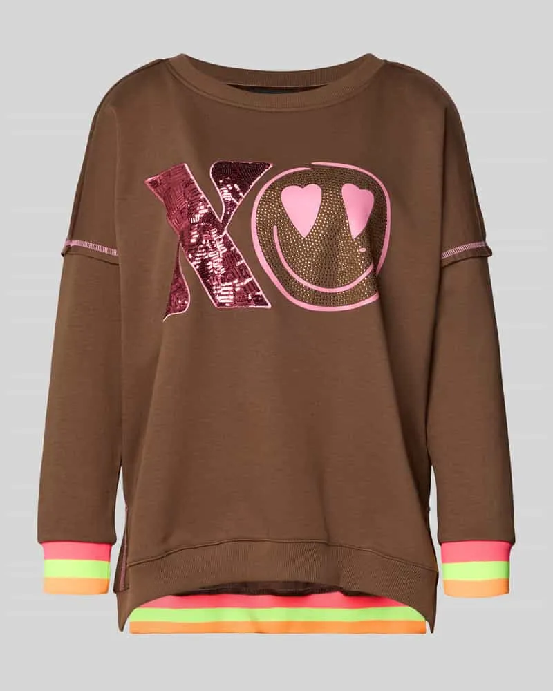 Miss Goodlife Oversized Sweatshirt aus reiner Baumwolle Modell 'XO Heartface Mittelbraun