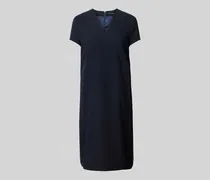 Knielanges Kleid mit Viskose-Anteil und V-Ausschnitt