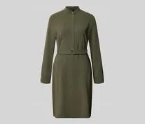 Knielanges Kleid mit Stehkragen und Gürtel