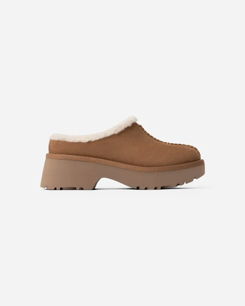 UGG New Heights Cozy Clog für Damen in Brown, Größe Veloursleder Chestnut