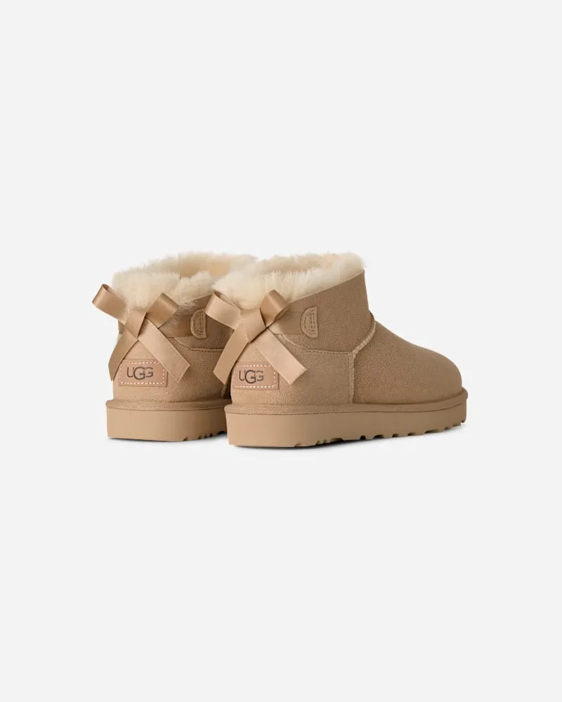 UGG Ultra Mini Bailey Bow Boot für Damen in Beige, Größe Sand