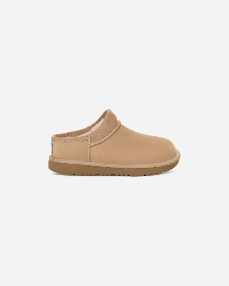UGG Classic Hausschuh für Kinder in Beige, Größe Wildleder Sand