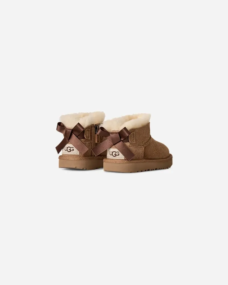 UGG Ultra Mini Bailey Bow Boot für Kinder in Brown, Größe Chestnut