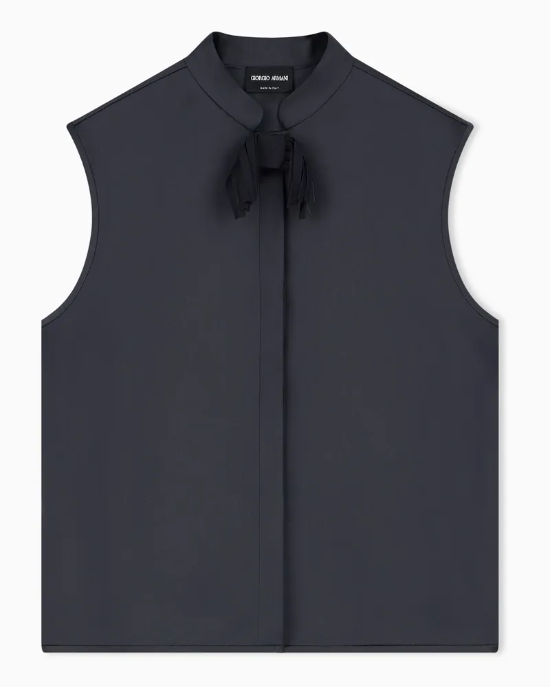 Giorgio Armani Ärmellose Seidenbluse mit Stehkragen und Knopfleiste Grau