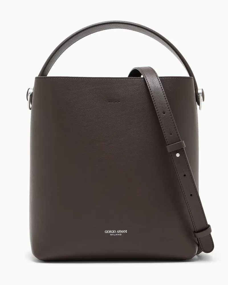 Giorgio Armani Schultertasche aus glattem Leder mit einem Metallring Braun
