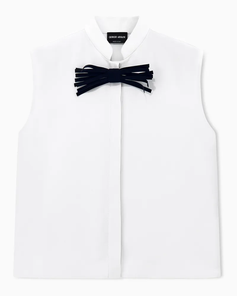 Giorgio Armani Ärmellose Bluse aus Seidencrêpe mit Stehkragen und Brosche Weiß