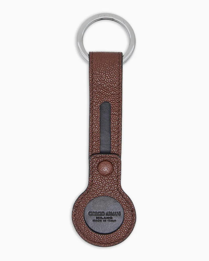 Giorgio Armani Schlüsselanhänger mit AirTag-Halter, gefertigt aus genarbtem Kalbsleder Braun